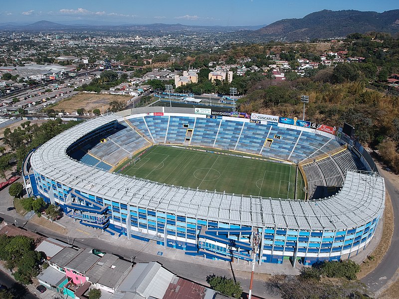 Archivo:Monumental Estadio Cuscatlan.jpg