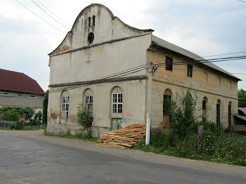 Файл:Synagogue in Vilkhivtsi (01).jpg