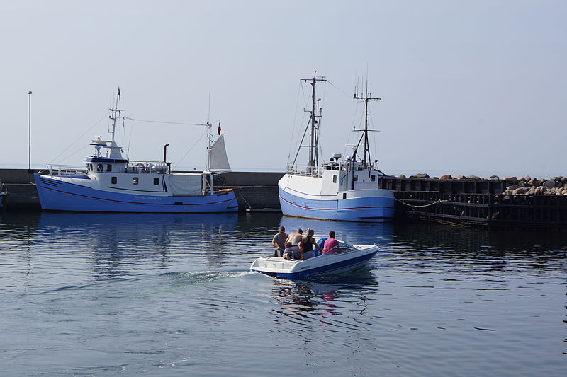 File:Bønnerup Havn med både.JPG