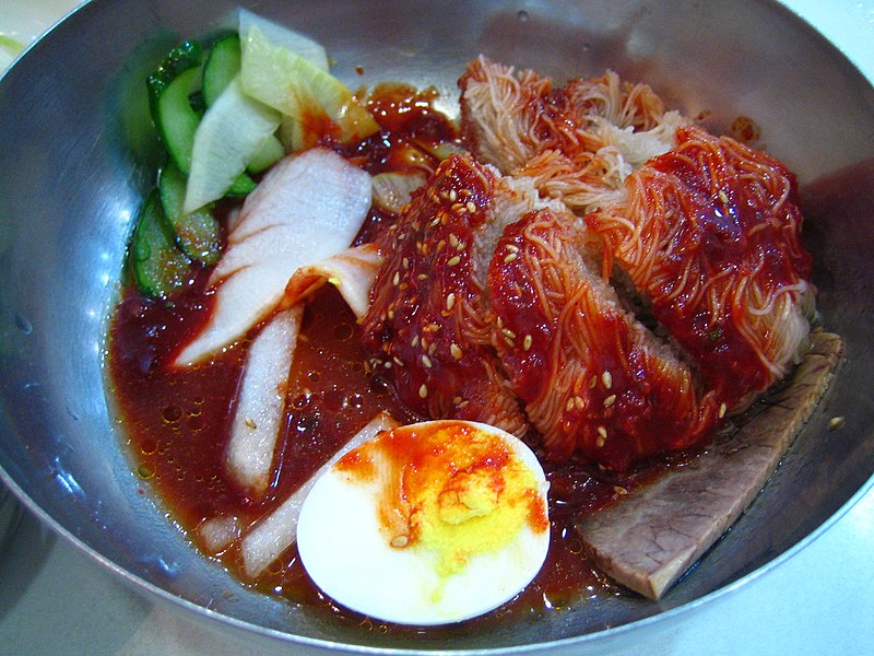 Archivo:Korean.food-Bibim.naengmyen-01.jpg