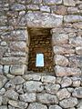 Aparejo común. Detalle de una ventana trapezoide que estuvo posiblemente enlucida y pintada.