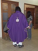 Casulla violeta del sacerdote en la liturgia católica