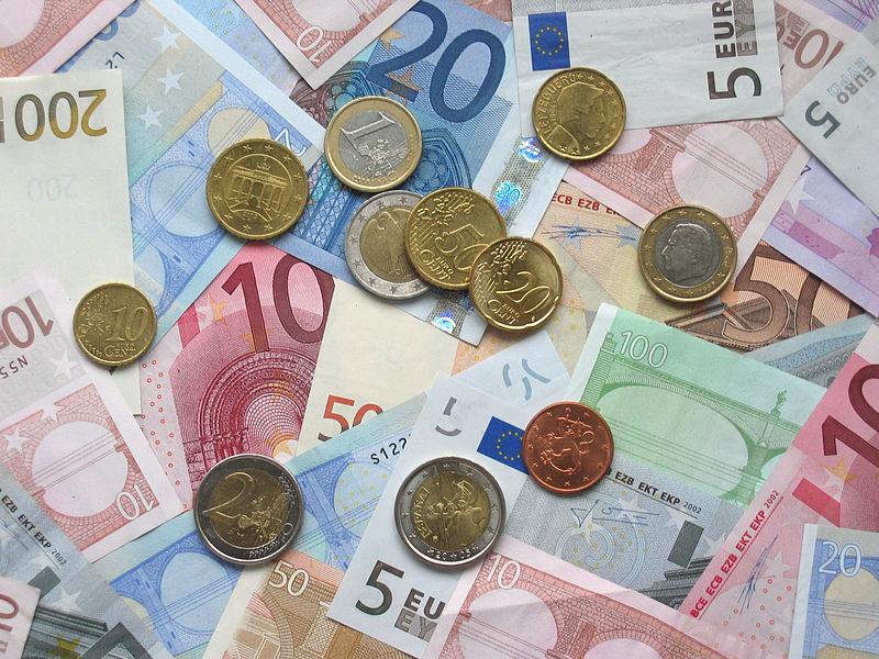 Archivo:Euro coins and banknotes.jpg