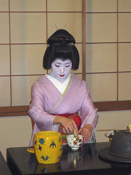 File:Geiko - Tea ceremony.jpg