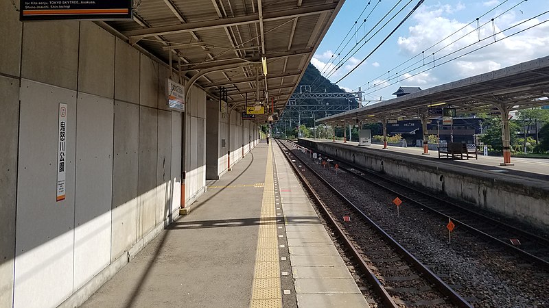 File:Tobu-railway-TN57-Kinugawa-koen-station-platform-3-20210804-151105.jpg