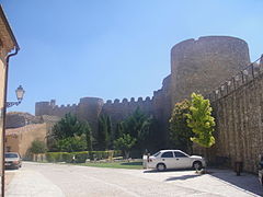 Imagen de la muralla desde el interior de la ciudad.