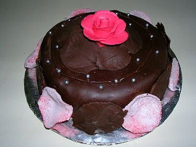 Pastel cubierto con fondant envuelto en chocolate.