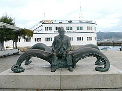 Estatua de Julio Verne en la Calle Montero Ríos.