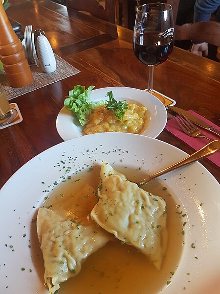 File:Maultaschen Kuckuck Fellbach Wein.jpg