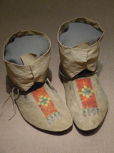 Файл:NCWHM - Mandan Moccasins.jpg