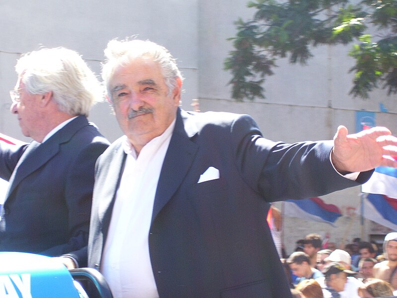 Archivo:Presidente Mujica Saludando 2010.jpg