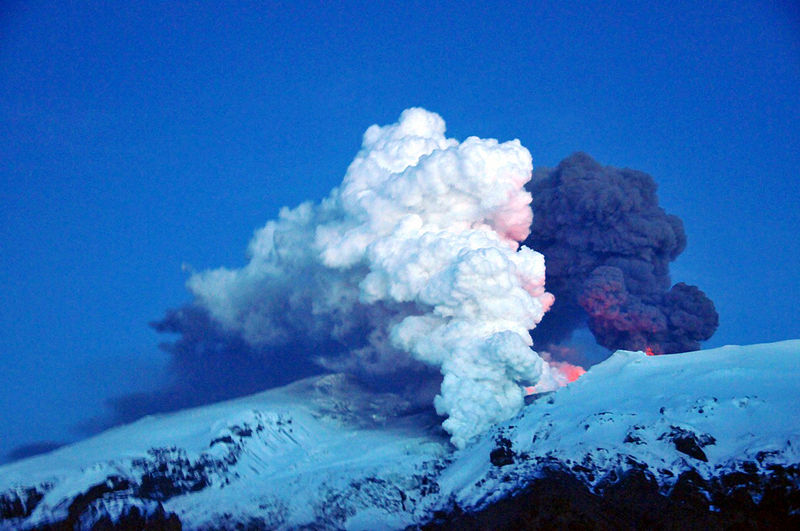 Archivo:Eyjafjallajökull plumes-2010-05-01.jpg