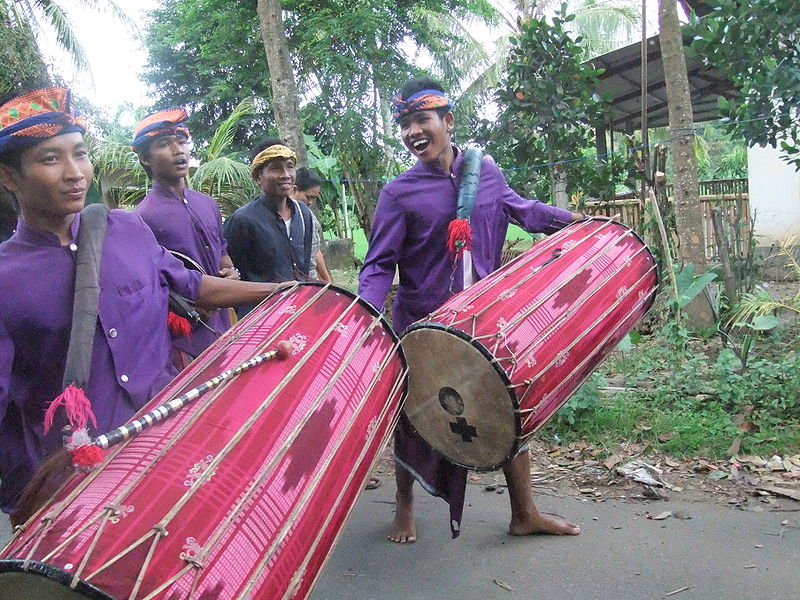 File:Gendang Beleq musicians.JPG