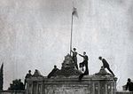 Estudiantes izando la bandera argentina