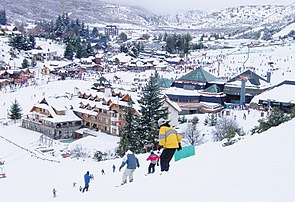 El Cerro Catedral en Bariloche, Río Negro, es el centro de esquí más grande de América Latina. Bariloche es asimismo el mayor destino turístico de la Patagonia