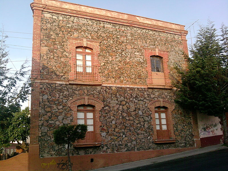 Archivo:Casa de piedra.jpg