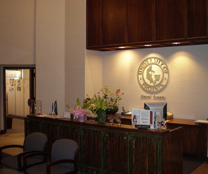 File:Honolulu-CBrewer-frontdesk.JPG