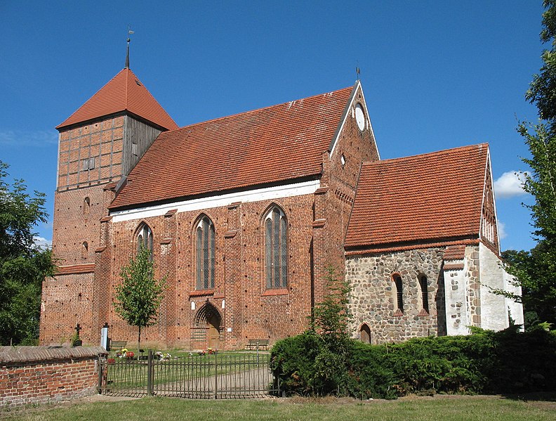 Файл:Mestlin church.jpg