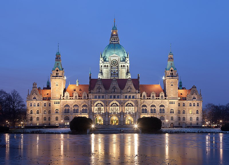 Archivo:Neues Rathaus Hannover abends.jpg