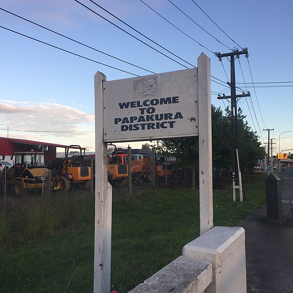 File:Papakura District Sign.jpg