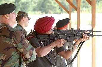 A Para SF officer tries a U.S. M4 carbine