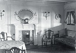 Sala de estar de la Parlour Suite B-51-53-55 del Titanic, decorada en estilo Adam. Fue ocupada por Charlotte Martínez-Cardeza y su hijo Thomas, quienes sobrevivieron al naufragio.