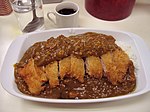 豚カツの半分にカレーをかける盛り方