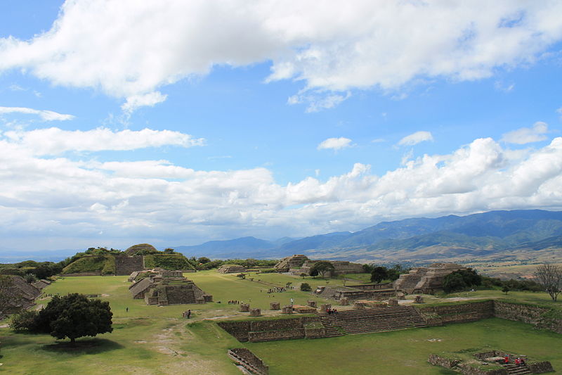 Archivo:Panoramica Monte Alban.JPG