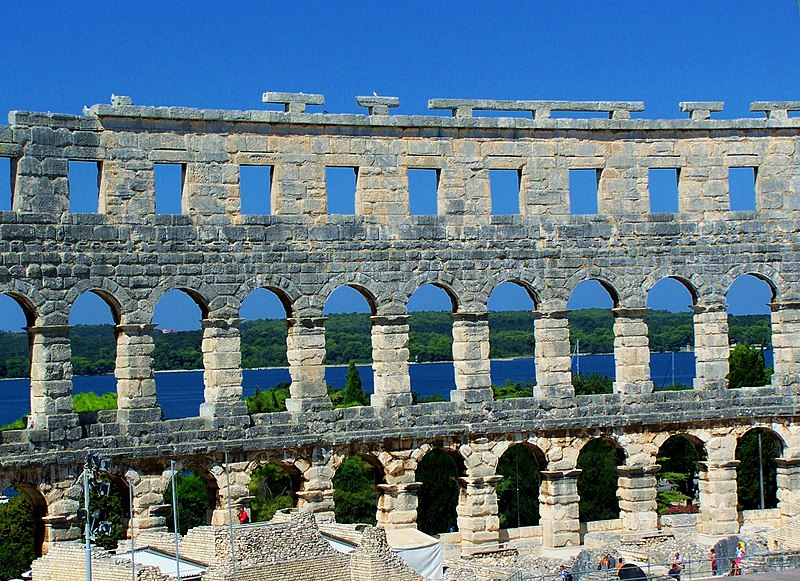 Archivo:Pula Arena.JPG