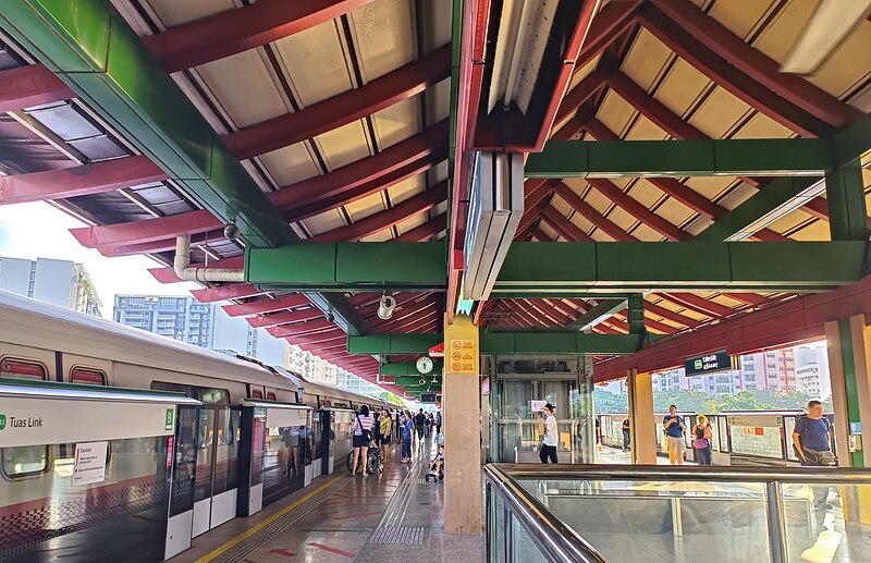 File:EW26 Lakeside MRT Station.jpg