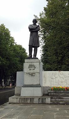 Nekrasov monument in Yaroslavl.jpg