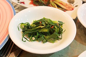 Pa-namul (seasoned blanched scallions)