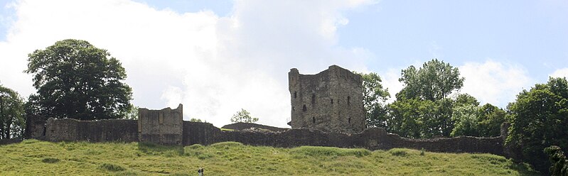 Archivo:Peveril Castle from Castleton.jpg