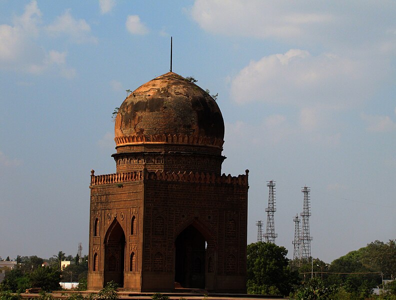 File:Tomb Qasim Barid Shah.jpg