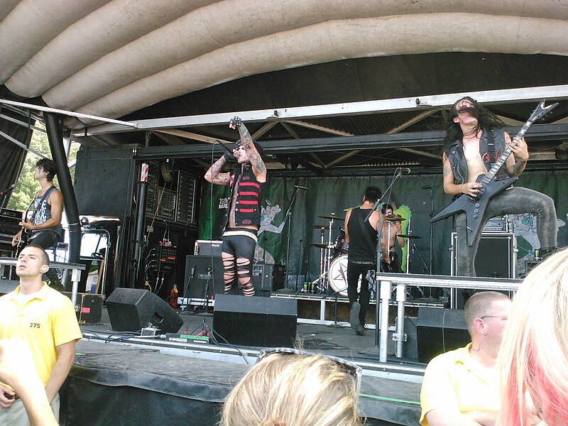 Archivo:Vampires Everywhere! Warped 2012.jpg