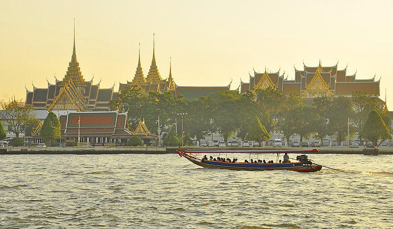 File:พระบรมมหาราชวังยามเช้า.JPG