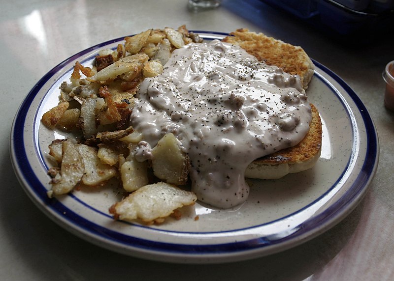 File:Biscuits-and-gravy.jpg