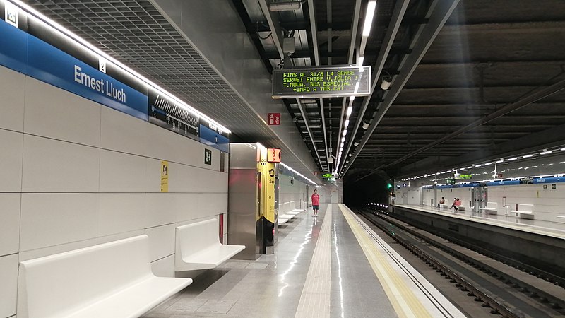 File:Estació d'Ernest Lluch (metro).jpg