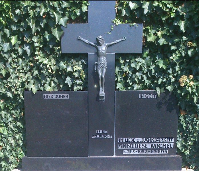 Файл:Gravestone Anneliese Michel.jpg