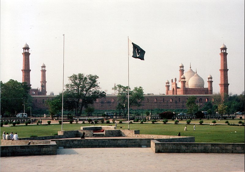 File:Mosque minare amjad 2006.JPG