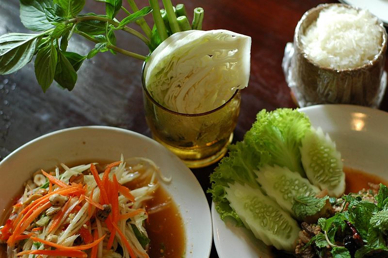 Файл:SomTam Larb StickyRice.JPG