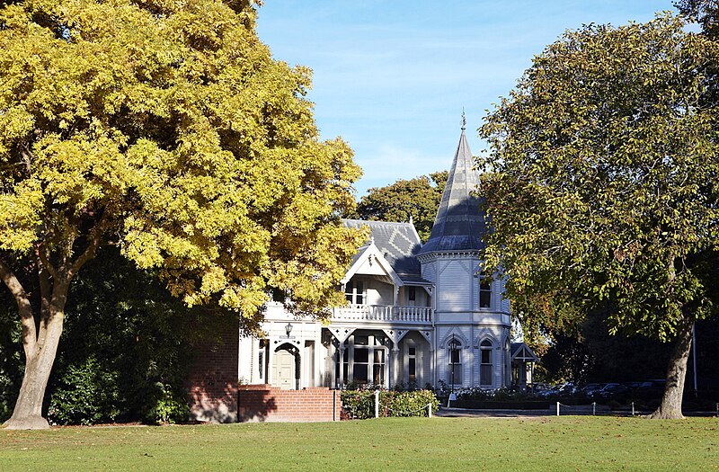 File:Strowan House and Field.jpg