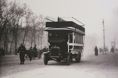 Автобус с империалом у Александровского сада, 1907 год