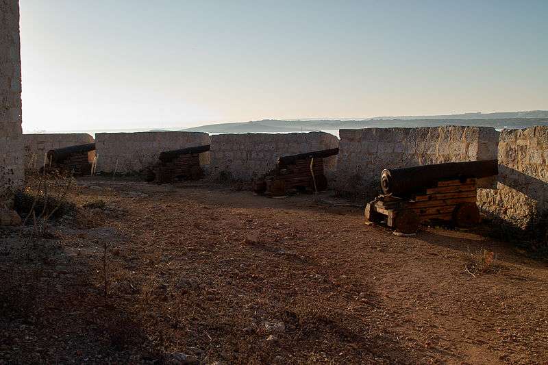 File:Comino Gun Battery.jpg