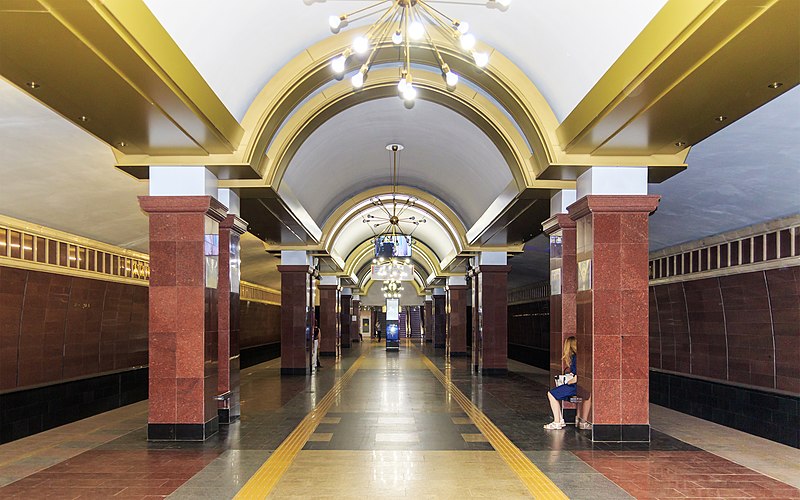 Archivo:Kazan Metro ProspektPobedy 08-2016.jpg