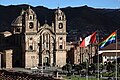 La Plaza de Armas de Cusco con las banderas peruana y cuzqueña.