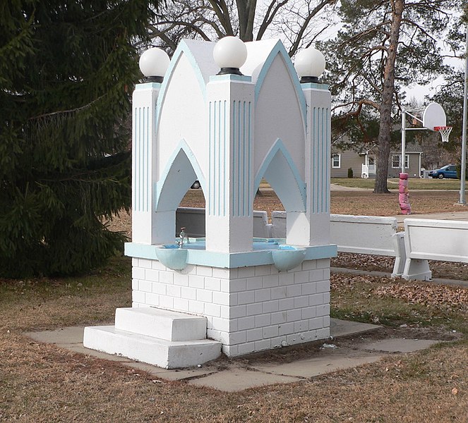 File:Plainview, Nebraska fountain 1.JPG