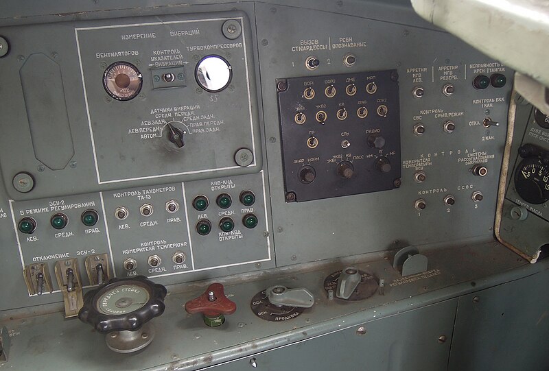 Файл:Yak-42-left-side-panel.jpg