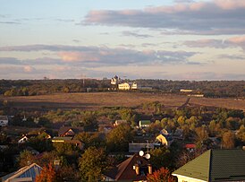 Вид с юга на Хотовское городище и Свято-Пантелеймоновский собор в Феофании (2016)