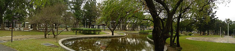 File:榮星公園內精緻花園廣場旁的水池與梅花20110113.JPG